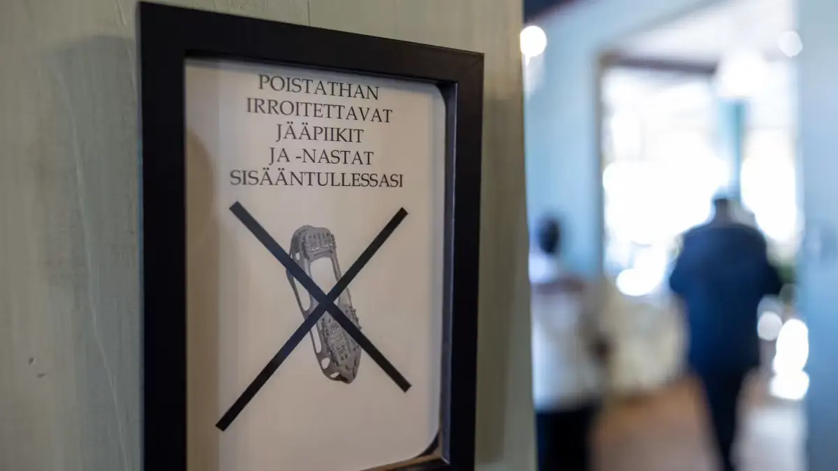 Helsinki Ravintola Kieltää Kovapohjaiset Kengät Suojellakseen Lattiapintaa